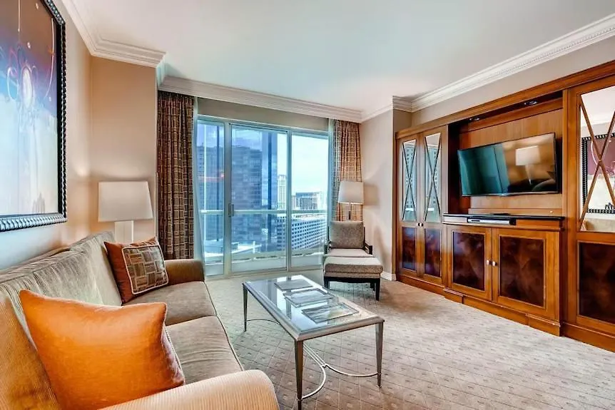Las Vegas Penthouse With Strip Views - Sleeps 6 - Walk Out Balcony شقة فندقية